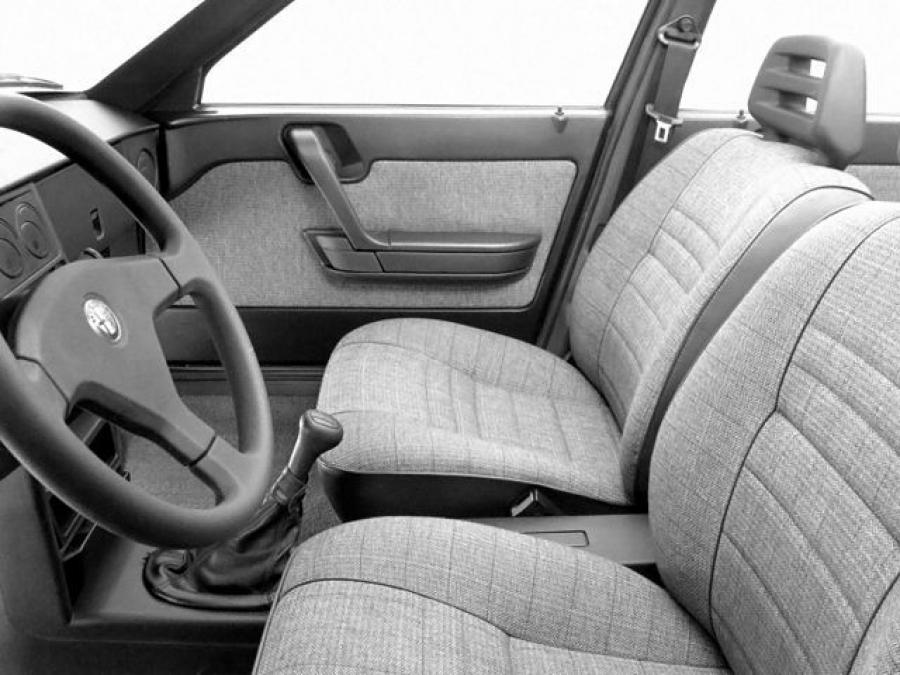 Интерьер Alfa Romeo Sport Wagon (907) 1990 года  (WW) (фото 6 из 17)